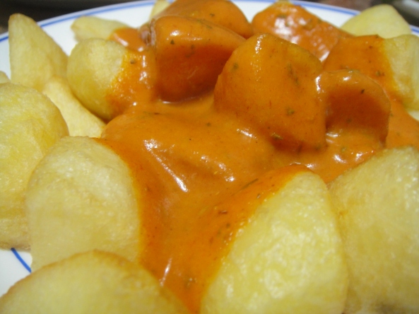 Ración de patatas bravas / Prato de batatas bravas