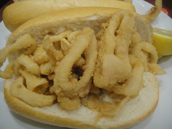 Bocata de calamares fritos / Sanduíche de lulas fritas